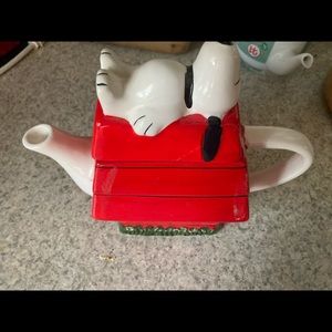 Snoopy dog house tea pot
